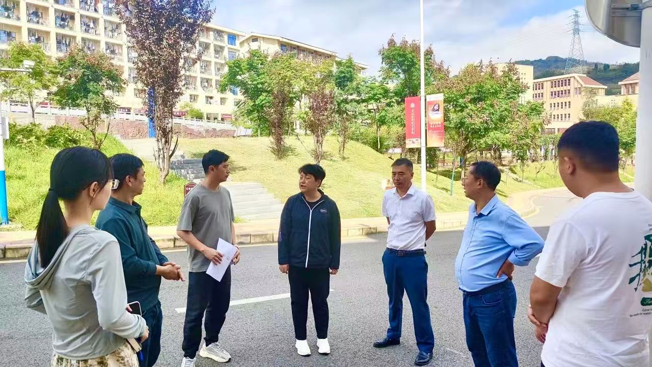 学院领导深入辅导员工作室调研